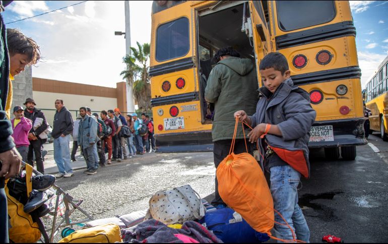 Migrantes llegan a Tijuana procedentes de Sonora, a bordo de camiones que fueron custodiados durante su trayecto por patrullas de la Policía Federal. NTX/E. Jaramillo