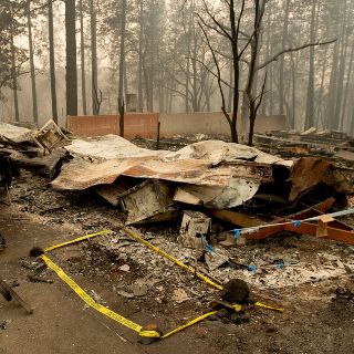 Hallan ocho cuerpos más en California; suman 59 muertos