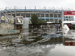 Un día después de que se anunciara que no habrá NFL, los alrededores del Estadio Azteca lucieron desiertos. EFE / M. Ascencio