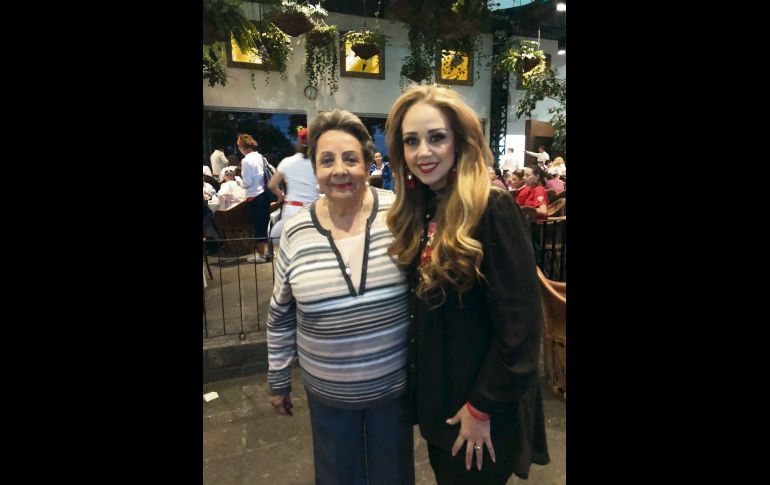 La cantante Alejandra Orozco con su abuelita Cecy Montes de Oca.