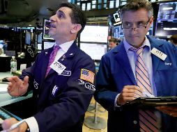 El NYSE Composite también baja 116.29 puntos, ubicándose en 12 mil 159.20 unidades. AP / ARCHIVO
