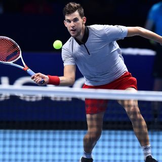Thiem vence a Nishikori en Londres; espera resultado de Federer