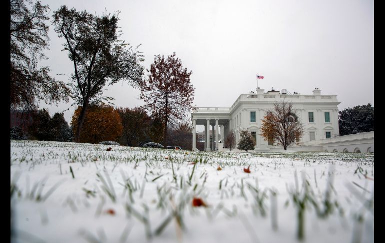 La nieve cubre el pasto afuera de la Casa Blanca en Washington, DC, Estados Unidos. AP/E. Vucci
