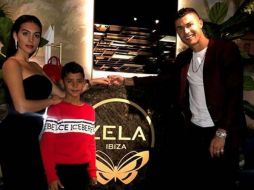 El jugador y la modelo fueron captados cenando en un restaurante de Londres, y en las imágenes se puede apreciar que los dos llevan anillos que podrían ser de compromiso. TWITTER / @cristiano