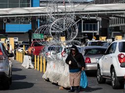 Debido al cierre provisional de carriles, conductores que tratan de ingresar a Estados Unidos reportan mayores tiempos de espera. AFP/G. Arias