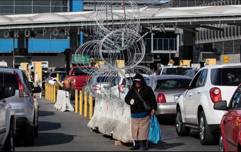 Debido al cierre provisional de carriles, conductores que tratan de ingresar a Estados Unidos reportan mayores tiempos de espera. AFP/G. Arias
