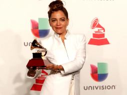 Natalia Lafourcade posa con el trofeo al Mejor Álbum Folk en la 19a ceremonia anual de los Premios Grammy Latinos. EFE/M. Nelson