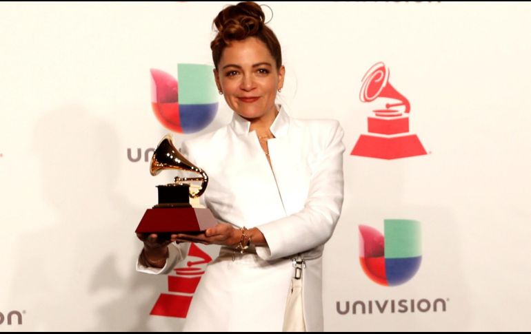 Natalia Lafourcade posa con el trofeo al Mejor Álbum Folk en la 19a ceremonia anual de los Premios Grammy Latinos. EFE/M. Nelson