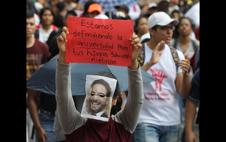 Una mujer con una máscara con el rostro del cantante colombiano Maluma participa en una movilización en Cali, Colombia, para pedir al Gobierno mayor inversión en la universidad pública y protestar contra la reforma tributaria presentada al Congreso. EFE/E. Guzmán Jr