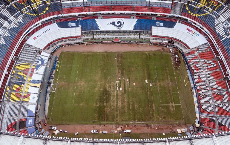Debido a las malas condiciones del césped en el Estadio Azteca, fue cancelado el Monday Night Football entre los Rams y los Chiefs de la NFL. AP/ C. Palma