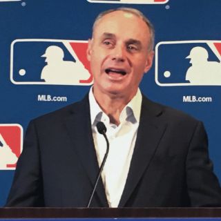 Rob Manfred permanece hasta el año 2024