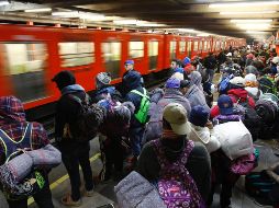 La segunda caravana de migrantes utiliza el metro de la Ciudad de México, con destino a cuatro caminos para continuar hacia el estado de Querétaro. NTX / O. Ramírez
