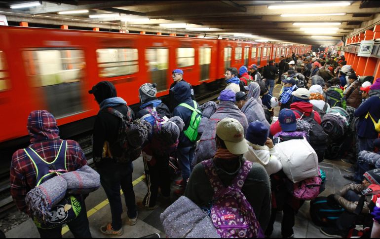 La segunda caravana de migrantes utiliza el metro de la Ciudad de México, con destino a cuatro caminos para continuar hacia el estado de Querétaro. NTX / O. Ramírez