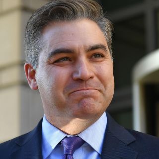 La Casa Blanca devuelve acreditación al periodista Jim Acosta