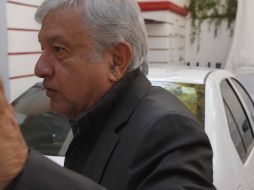 El presidente electo de México, Andrés Manuel López Obrador, a su llegada esta mañana a su casa de transición ubicada en la colonia Roma de la Ciudad de México. NTX / G. Durán