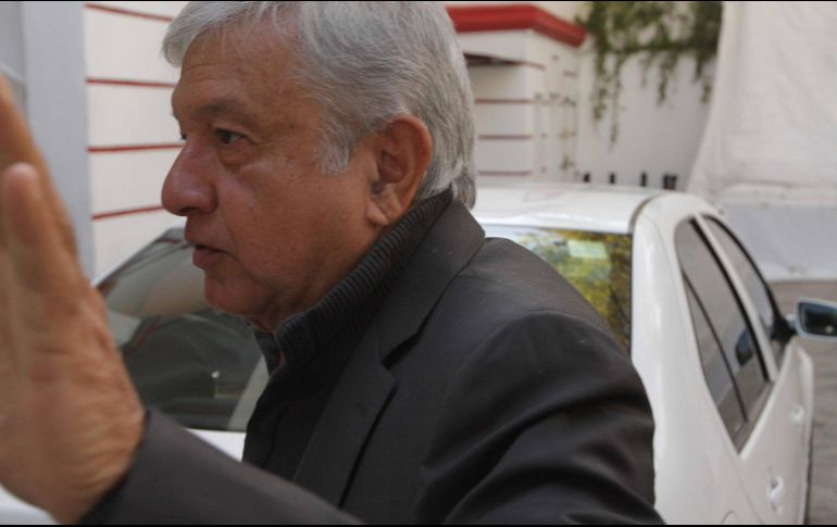 El presidente electo de México, Andrés Manuel López Obrador, a su llegada esta mañana a su casa de transición ubicada en la colonia Roma de la Ciudad de México. NTX / G. Durán