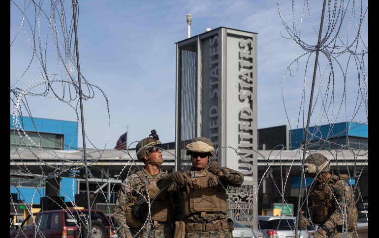 Militares colocan protecciones en los carriles de entrada en San Ysidro, California, el 13 de noviembre. AFP/ARCHIVO