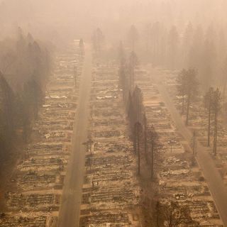 Tomas aéreas revelan ciudad arrasada por llamas en California