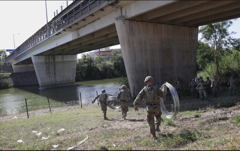 Militares provenientes de Kansas llegaron a Hidalgo, Texas, para instalar alambre junto a la frontera con Reynosa, Tamaulipas. AFP/ARCHIVO