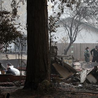 Suman más de mil desaparecidos y 74 muertos en incendios de EU
