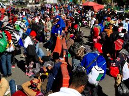 Los primeros contingentes de la segunda caravana migrante descansan en la caseta de Tepotzotlán. NTX/J. Lira