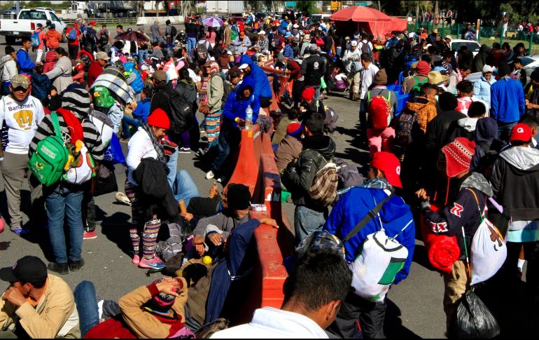 Los primeros contingentes de la segunda caravana migrante descansan en la caseta de Tepotzotlán. NTX/J. Lira