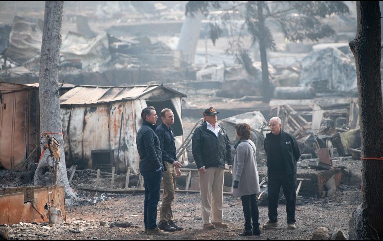 El demócrata Gavin Newsom, gobernador electo de California, y Donald Trump, recorrieron las áreas dañadas. AFP/S. Loeb