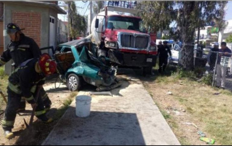 El vehículo pesado, al parecer, se quedó sin frenos en la pendiente de la carretera a Lago de Guadalupe y arrolló a cinco autos. TWITTER/@LaSerpienteMX