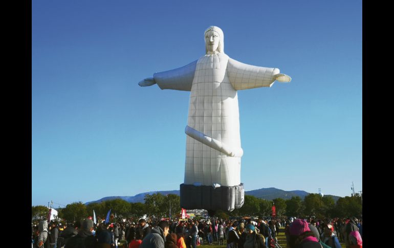 Cristo redentor. Directo de Brasil llegó un Cristo de Corcovado que cobró vida en los cielos de León.