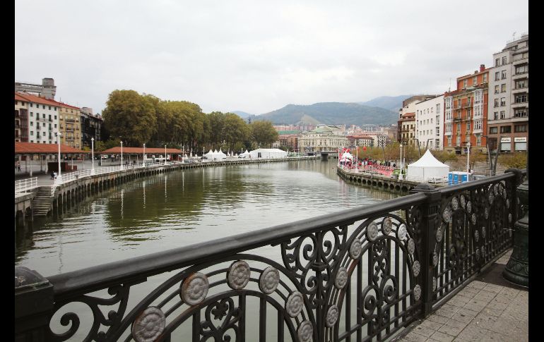Ría del Nervión o de Bilbao. Desembocadura que atraviesa la ciudad.