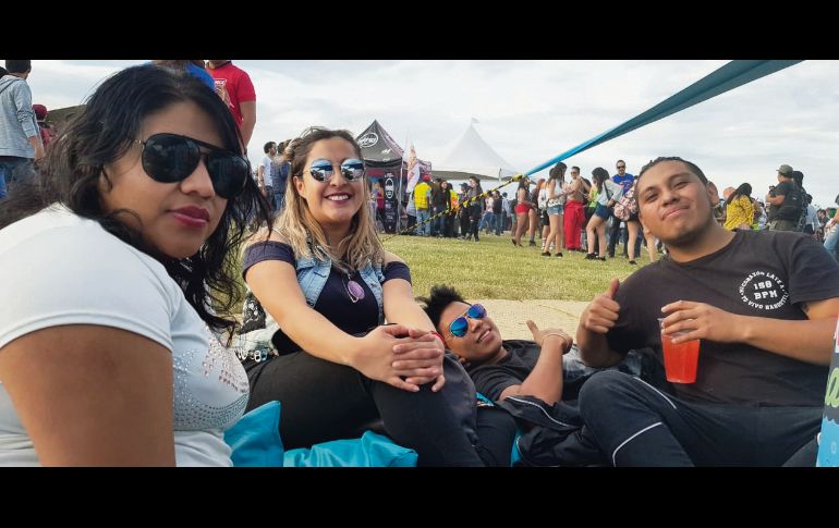 Experiencia. Karina Castro (a la izquierda) y sus amigos, todos provenientes de Toluca para sumarse al Dreamfields.