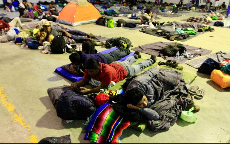Migrantes descansan en el albergue del DIF Vasco de Quiroga, en Irapuato. NTX/J. Lira