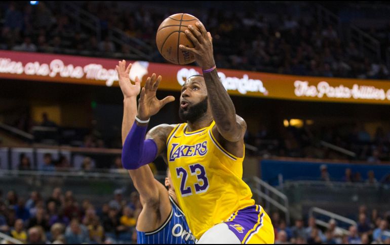 El astro LeBron James (#23) no lució a la ofensiva con los Lakers, al aportar 22 puntos en el juego de ayer contra Orlando. AP/W. Allen