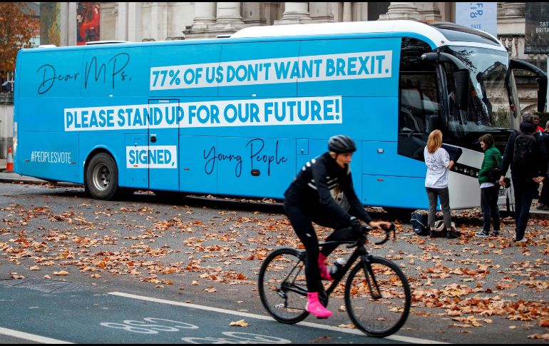 Autobús con propaganda contra el brexit. Theresa May logró el miércoles pasado un proyecto de acuerdo UE, tras el cual cuatro miembros de su gabinete dimitieron. AFP/T. Akmen