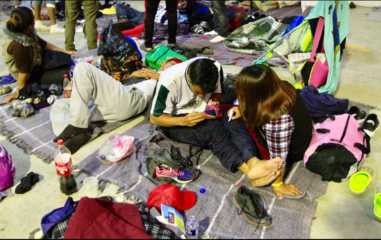 La Protección Civil de Irapuato esperaba a mil 200 personas para el sábado, sin embargo, sólo arribaron poco más de 600, por lo que todos pudieron despertar esta mañana en la zona techada. NTX / J. Lira