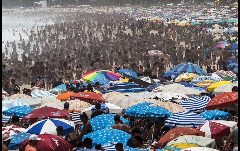 Personas aprovechan un día soleado para refrescarse en la playa de Ipanema, en Río de Janeiro, Brasil. EFE/A. Lacerda