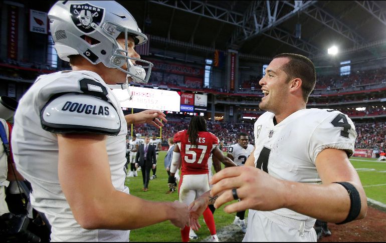 Derek Carr (#4), quarterback de los Raiders, felicita a Daniel Carlson al final del partido. AP/R. Scuteri