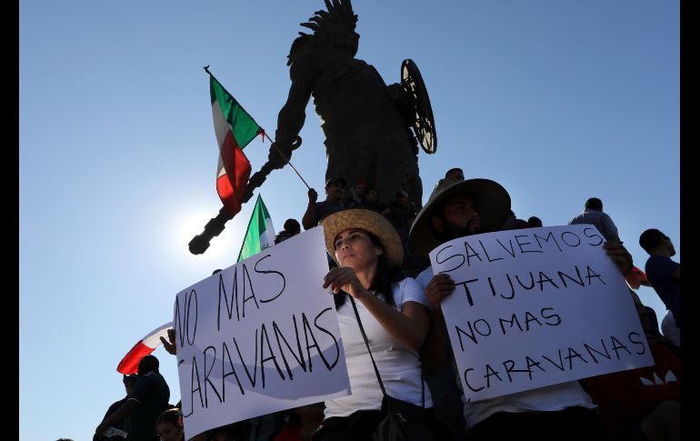 Manifestantes gritan consignas durante una protesta en contra de la presencia de migrantes centroamericanos que buscan cruzar a Estados Unidos, en la ciudad fronteriza de Tijuana. AP/R. Abd