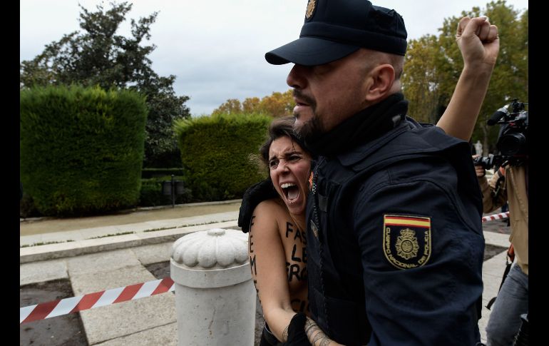Activistas de Femen irrumpieron en un acto convocado en Madrid por la Asociación por la Derogación de la Memoria Histórica con motivo del 20N, aniversario de la muerte de Franco, para denunciar que es una 