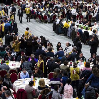 Papa almuerza con tres mil pobres; fustiga a los ricos