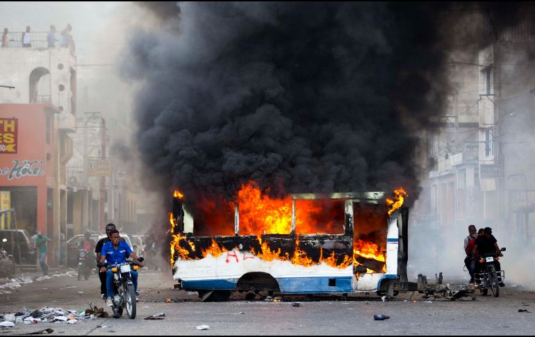 Los manifestantes quemaron autobuses y paralizaron la zona Centro de Haití. AP/D. Chery