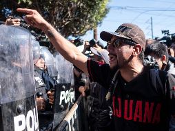 Habitantes de Tijuana marcharon hacia el albergue donde pernocta la caravana migrante, para mostrar su desacuerdo con la permanencia de centroamericanos. AFP / G. Arias