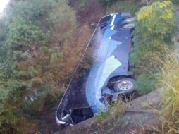 El autobús, que se dirigía hacia Tamaulipas, volcó y cayó hacia un arroyo de unos cuatro metros de profundidad, a la altura del Puente Encadenados. TWITTER / @PC_NuevoLeon