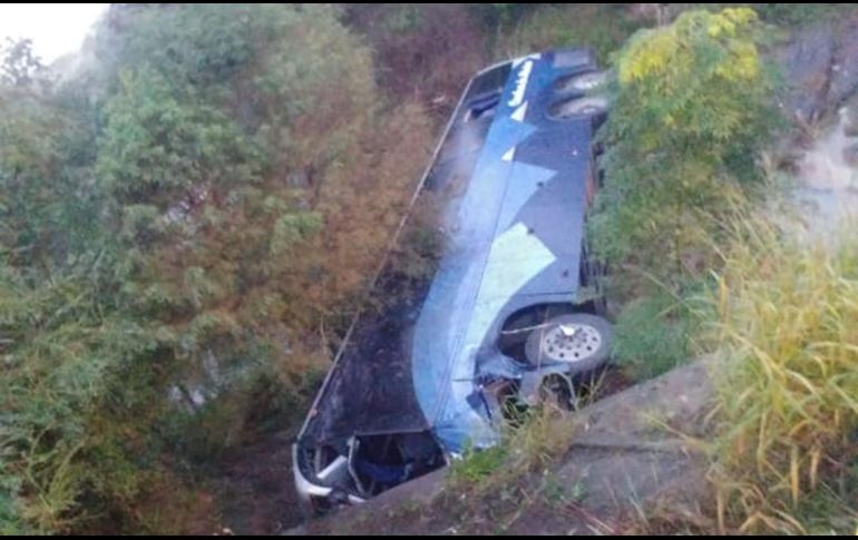 El autobús, que se dirigía hacia Tamaulipas, volcó y cayó hacia un arroyo de unos cuatro metros de profundidad, a la altura del Puente Encadenados. TWITTER / @PC_NuevoLeon