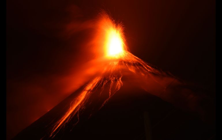El volcán de Fuego hace erupción en una toma desde Alotenango, Guatemala. Casi cuatro mil personas han sido evacuadas de varias poblaciones aledañas por la nueva erupción. AFP/J. Ordonez