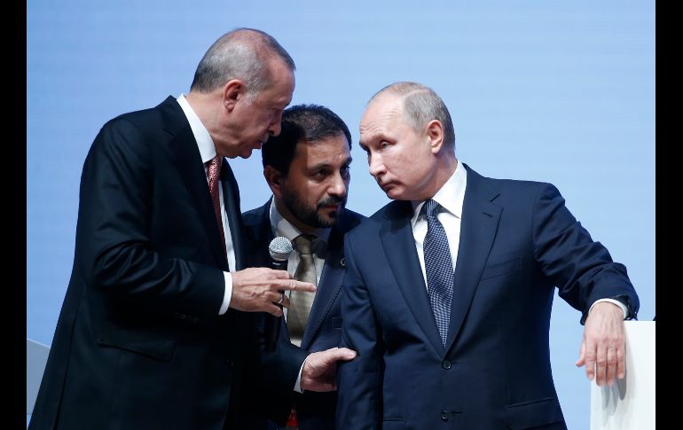 El presidente ruso Vladimir Putin (d) escucha al mandatario turco Recep Tayyip Erdogan mediante un intérprete, mientras asisten a un evento que marca la conclusión de la construcción de una sección del gasoducto TurkStream. AP/L. Pitarakis