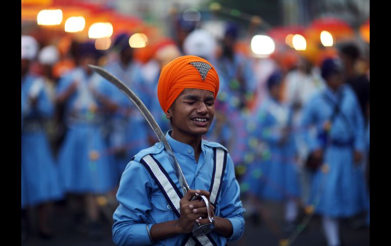 Un joven sij reacciona a un comentario de un compañero mientras se prepara para una demostración de sus habilidades marciales en Hyderabad, India, durante una procesión religiosa por el aniversario del natalicio de Gurú Nanak, fundador del sijismo. AP/M. Kumar