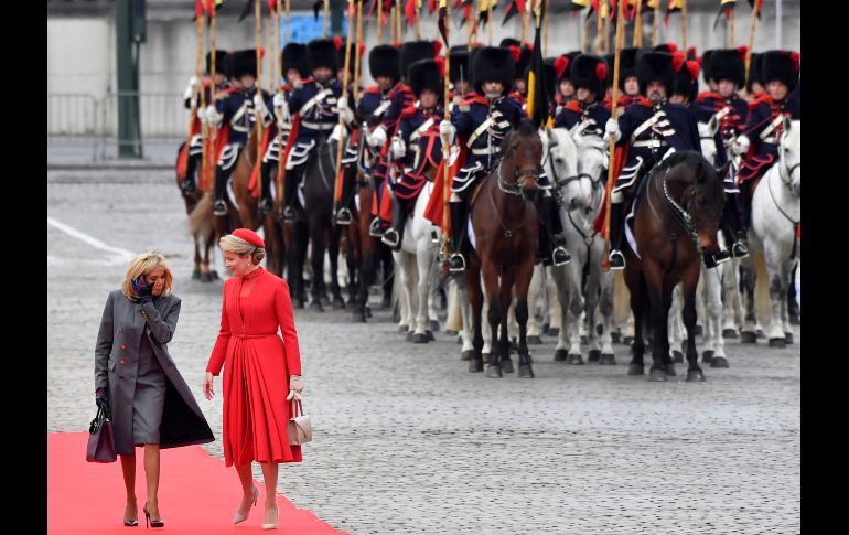 La reina belga Matilde (2 i) habla con la primera dama francesa Brigitte Macron (i), a su llegada al palacio real en Bruselas. El presidente francés Emmanuel Macron y su esposa realizan una visita oficial de dos días a Bélgica. AP/G. Vanden Wijngaert
