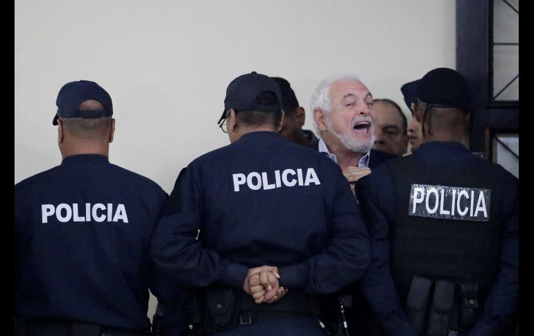 El expresidente de Panamá Ricardo Martinelli vocifera cuando sale de la sala tras decretarse un receso en la audiencia en la capital panameña. Martinelli es acusado de escuchas ilegales. EFE/B. Velasco