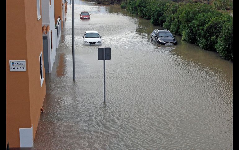 Más de 100 litros caídos anoche en Torrevieja, España, han provocado inundaciones en la ciudad. Más de 136 mil alumnos de 88 municipios de las provincias de Valencia y Alicante se han quedado sin clase este lunes por las fuertes lluvias que afectan a zonas de ambas provincias. EFE/Morell